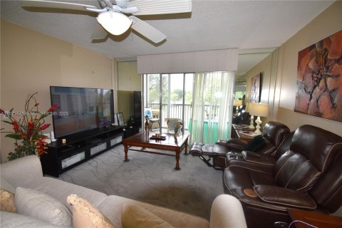 Condo in Pembroke Pines, Florida, 2 bedrooms  № 1790996 - photo 2