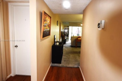 Condo in Pembroke Pines, Florida, 2 bedrooms  № 1790996 - photo 12