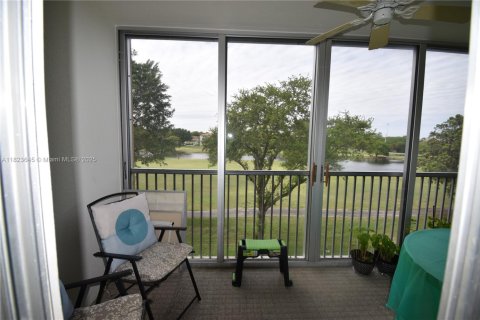 Condo in Pembroke Pines, Florida, 2 bedrooms  № 1790996 - photo 1
