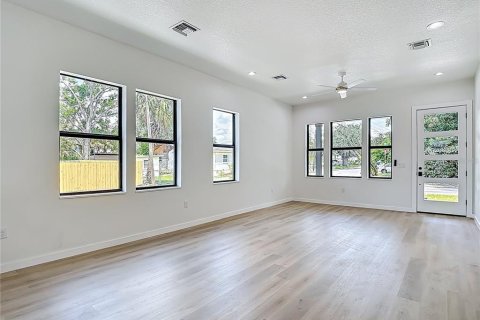House in Tampa, Florida 3 bedrooms, 109.9 sq.m. № 1886107 - photo 9