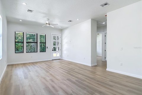 House in Tampa, Florida 3 bedrooms, 109.9 sq.m. № 1886107 - photo 7