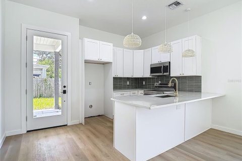 House in Tampa, Florida 3 bedrooms, 109.9 sq.m. № 1886107 - photo 13