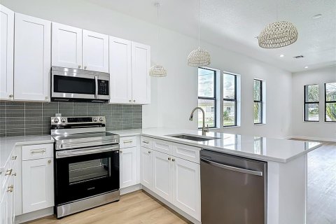 House in Tampa, Florida 3 bedrooms, 109.9 sq.m. № 1886107 - photo 14