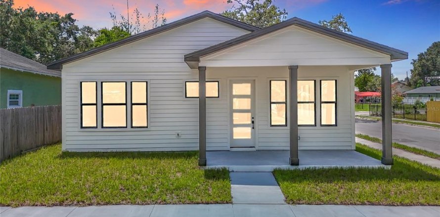 House in Tampa, Florida 3 bedrooms, 109.9 sq.m. № 1886107