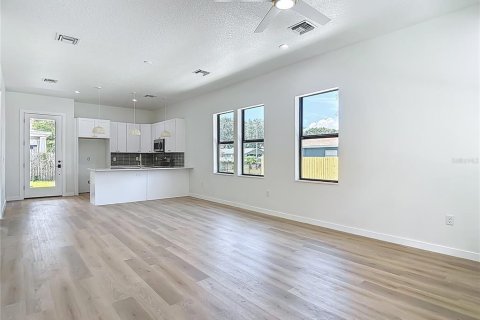 House in Tampa, Florida 3 bedrooms, 109.9 sq.m. № 1886107 - photo 10