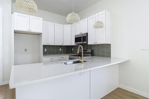 House in Tampa, Florida 3 bedrooms, 109.9 sq.m. № 1886107 - photo 12