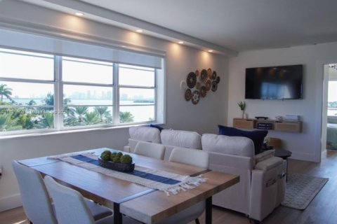 Condo in North Bay Village, Florida, 1 bedroom  № 1781582 - photo 15