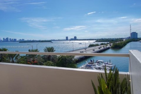 Condo in North Bay Village, Florida, 1 bedroom  № 1781582 - photo 3