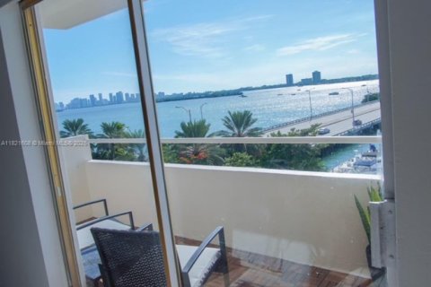 Condo in North Bay Village, Florida, 1 bedroom  № 1781582 - photo 9