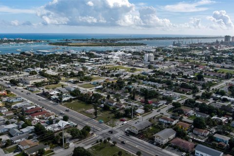 Propiedad comercial en Riviera Beach, Florida № 1978293
