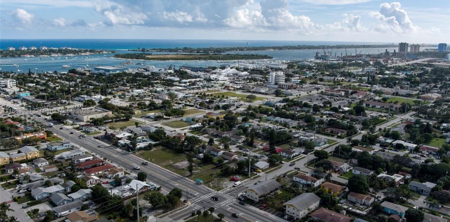 Propiedad comercial en Riviera Beach, Florida № 1978293