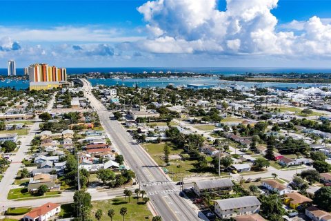 Propiedad comercial en venta en Riviera Beach, Florida № 1978293 - foto 2