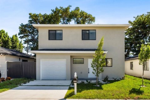 House in Miami, Florida 4 bedrooms № 2004494