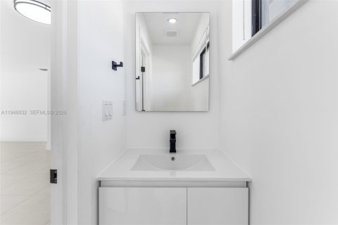 House in Miami, Florida 4 bedrooms № 2004494 - photo 9