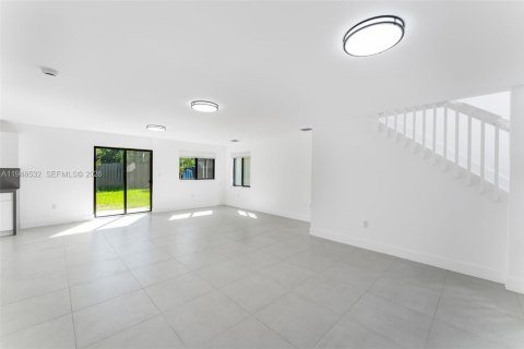 House in Miami, Florida 4 bedrooms № 2004494 - photo 3