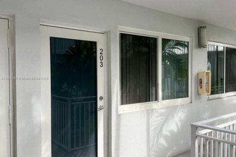 Apartment in North Miami, Florida 1 bedroom, 65.96 sq.m. № 2013692 - photo 8