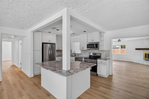 Casa en venta en Saint Petersburg, Florida, 3 dormitorios, 202.06 m2 № 2105321 - foto 7