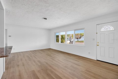 Casa en venta en Saint Petersburg, Florida, 3 dormitorios, 202.06 m2 № 2105321 - foto 4