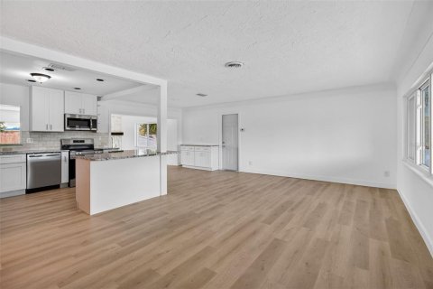 Casa en venta en Saint Petersburg, Florida, 3 dormitorios, 202.06 m2 № 2105321 - foto 3