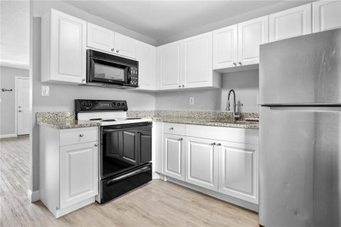 Condo in Tampa, Florida, 2 bedrooms  № 2391577 - photo 5