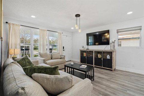 Casa en alquiler en Tampa, Florida, 3 dormitorios, 115.2 m2 № 1915694 - foto 4