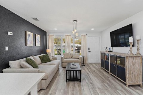 Casa en alquiler en Tampa, Florida, 3 dormitorios, 115.2 m2 № 1915694 - foto 3