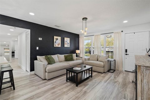 Casa en alquiler en Tampa, Florida, 3 dormitorios, 115.2 m2 № 1915694 - foto 2