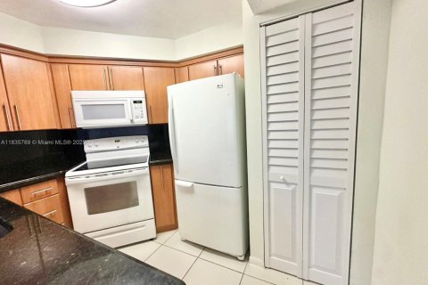Снять в аренду кондоминиум в Майами, Флорида 2 спальни, 112.13м2, № 1821795 - фото 3