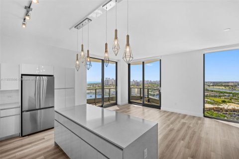 Condo in Hallandale Beach, Florida, 3 bedrooms  № 1974193 - photo 11