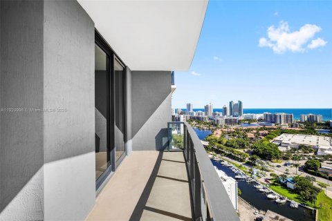 Condo in Hallandale Beach, Florida, 3 bedrooms  № 1974193 - photo 23