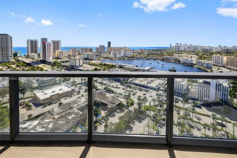 Condo in Hallandale Beach, Florida, 3 bedrooms  № 1974193 - photo 17