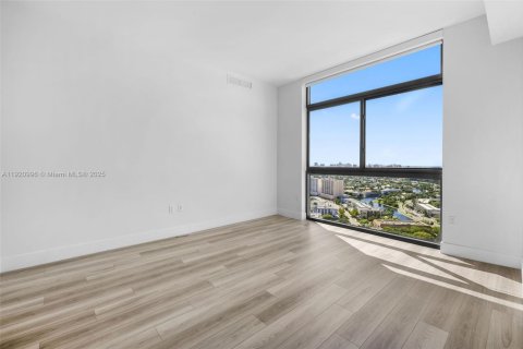 Condo in Hallandale Beach, Florida, 3 bedrooms  № 1974193 - photo 27