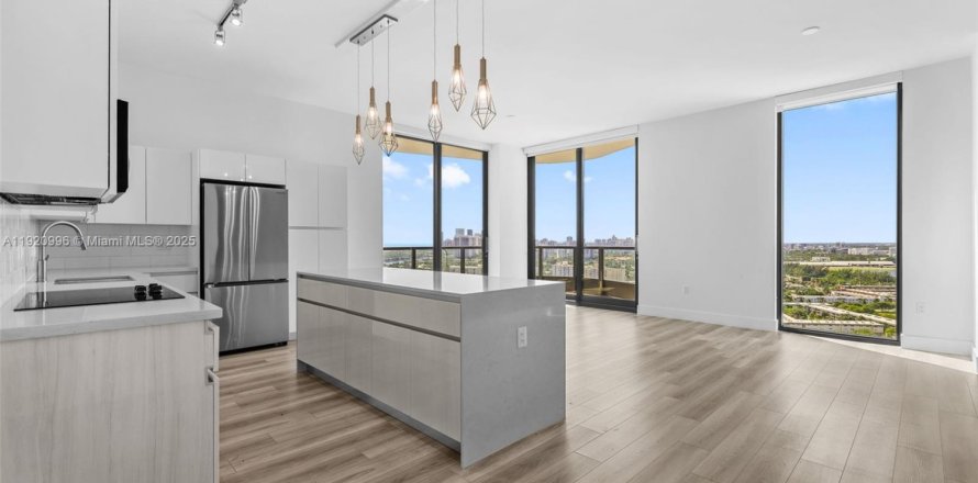 Condo in Hallandale Beach, Florida, 3 bedrooms  № 1974193