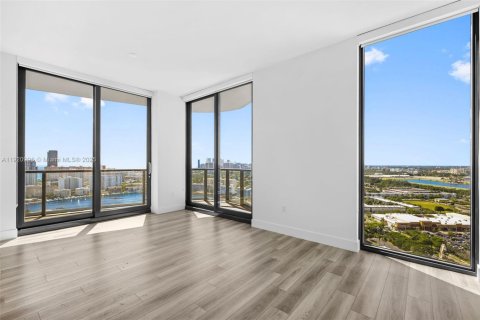 Condo in Hallandale Beach, Florida, 3 bedrooms  № 1974193 - photo 13