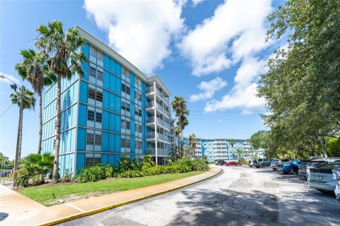 Condo in Saint Petersburg, Florida, 1 bedroom  № 1810214 - photo 18