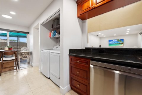 Townhouse in Hialeah, Florida 3 bedrooms, 146.97 sq.m. № 2040465 - photo 11