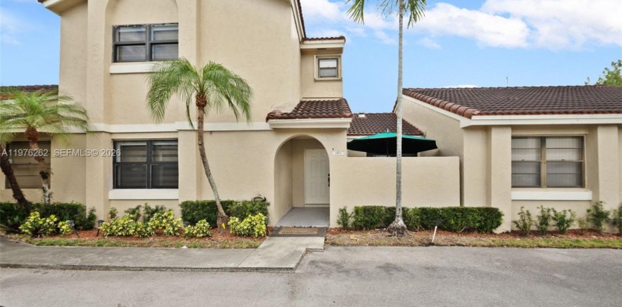 Townhouse in Hialeah, Florida 3 bedrooms, 146.97 sq.m. № 2040465