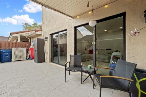 Townhouse in Hialeah, Florida 3 bedrooms, 146.97 sq.m. № 2040465 - photo 22