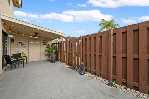 Townhouse in Hialeah, Florida 3 bedrooms, 146.97 sq.m. № 2040465 - photo 24