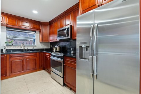 Townhouse in Hialeah, Florida 3 bedrooms, 146.97 sq.m. № 2040465 - photo 9