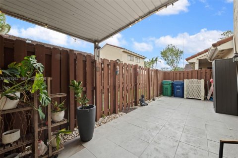 Townhouse in Hialeah, Florida 3 bedrooms, 146.97 sq.m. № 2040465 - photo 25