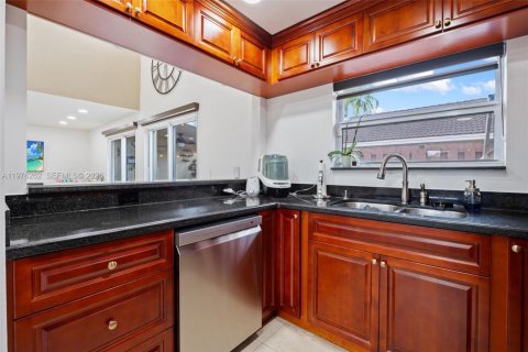 Townhouse in Hialeah, Florida 3 bedrooms, 146.97 sq.m. № 2040465 - photo 10