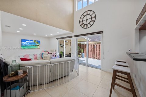 Townhouse in Hialeah, Florida 3 bedrooms, 146.97 sq.m. № 2040465 - photo 6