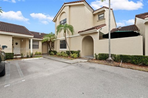 Townhouse in Hialeah, Florida 3 bedrooms, 146.97 sq.m. № 2040465 - photo 2