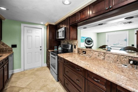 House in Holiday, Florida 2 bedrooms, 84.73 sq.m. № 1911809 - photo 12