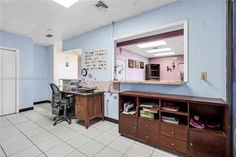 Propiedad comercial en venta en Hialeah, Florida № 1703716 - foto 5