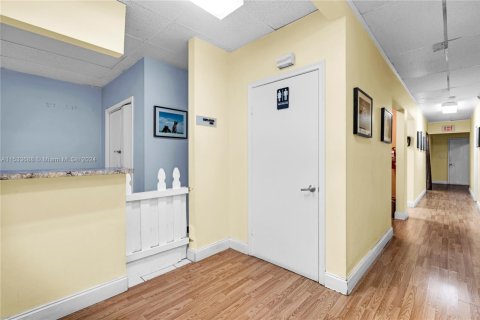 Propiedad comercial en venta en Hialeah, Florida № 1703716 - foto 4