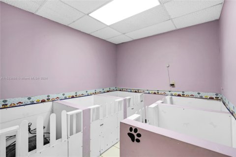 Propiedad comercial en venta en Hialeah, Florida № 1703716 - foto 9