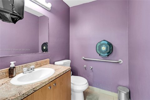 Propiedad comercial en venta en Hialeah, Florida № 1703716 - foto 14