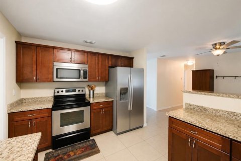 House in Tampa, Florida 3 bedrooms, 96.62 sq.m. № 2219844 - photo 3